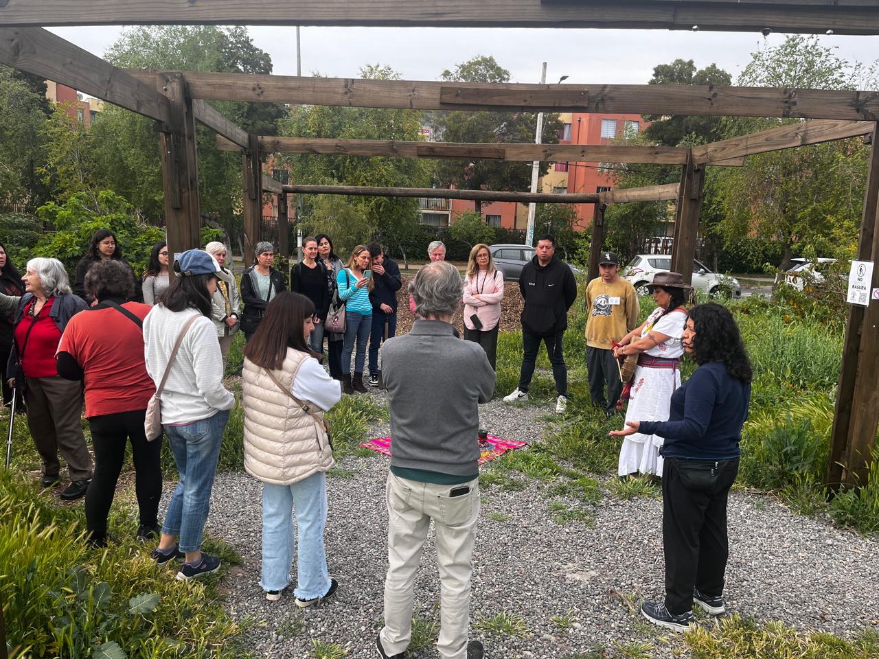 Jornada comunitaria en círculo dentro del parque